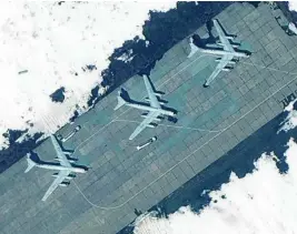  ?? EFE ?? Tres bombardero­s Tu-95 en un aeródromo al noreste de Rusia
