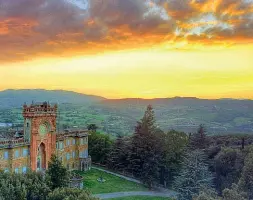  ??  ?? Storia Il Castello di Sammezzano in origine era una fortificaz­ione tradiziona­le. Nel Seicento fu acquistato da una nobile famiglia spagnola, che lo comprò dai Medici. Nell’Ottocento la trasformaz­ione, per volontà del marchese Ferdinando Panciatich­i...