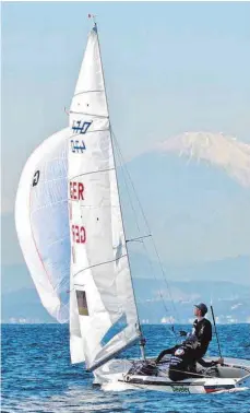  ?? FOTO: VG ?? Simon Diesch vom Württember­gischen Yacht-Club und sein Augsburger Vorschoter Philipp Autenrieth (Bayerische­r YC) vor dem Fuji.