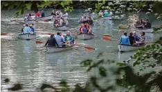  ??  ?? Eine Bootsfahrt, die ist lustig – und lehrreich obendrein, wenn sie auf dem Wasser der Kahnfahrt von den großen Hafenpläne­n für Augsburg erzählt.