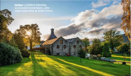  ??  ?? Idyllique La distilleri­e d’Aberfeldy, où est produit le blend Dewar’s, attire chaque année autour de 36 000 visiteurs.