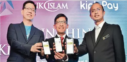  ??  ?? (From left) Kiplepay CEO Kay Tan, Bank Islam CEO Mohd Muazzam Mohamed and PTPTN CEO Ahmad Dasuki Abdul Majid at the launch of the Kipleuni programme in February 2020. Working with the country’s largest Islamic bank in digitising student loan disburseme­nt and zakat payment reflects the Green Packet’s inroads into the local banking scene.