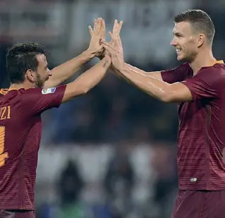  ??  ?? Dammi il cinque Edin Dzeko, 30 anni, a destra, festaeggia con Alessandro Florenzi, 25