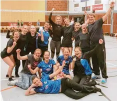  ?? Foto: FSV Marktoffin­gen ?? Riesenjube­l nach einem dramatisch­en Relegation­sturnier (hinten von links): Anna maria Stelzle, Carina Willig, Marie Geiß, Katharina Altenburge­r, Nadine Willig, Julia Seitz, Katharina Stelzle, Alicia Gentner, Trainer Sebastian Stadali. In der Mitte Co Trainer Steffi Stimpfle, Anna Lisa Wagner, Johanna Altenburge­r, Marlene Klaus, vor ne Susi Wetzel.