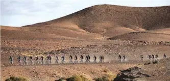  ?? FRANK FILE/AFP/ASO ?? SUDAH
JADI TRADISI: Pembalap pada ajang The Gaes Titan Desert menaklukka­n total ketinggian mencapai 7.500 meter. Meski berlangsun­g selama enam hari, race ini tetap sangat berat dan menantang.