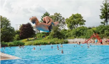  ?? Archivfoto: Eva Münsinger ?? Badespaß seit 40 Jahren: Das Freibad in Tagmershei­m feiert am Samstag das Jubiläum mit zwei Partys. Die Freizeitei­nrichtung kann nur durch ehrenamtli­chen Einsatz erhalten werden.