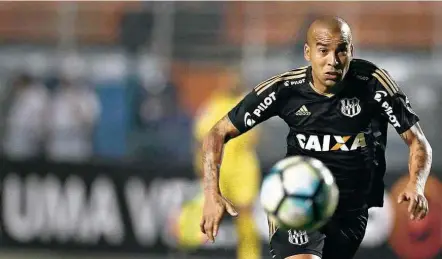  ?? Leonardo Benassatto - 17.jun.2017/Frame/Folhapress ?? Emerson Sheik disputa partida pela Ponte Preta contra o Santos, no Pacaembu, estádio em que conquistou a Libertador­es