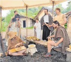  ?? FOTO: KLAUS WEISS ( ARCHIV) ?? Living- History- Darsteller wie die Gruppe Tenaigos wollen die Bronzezeit im Federseemu­seum lebendig machen.