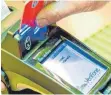  ?? FOTO: DPA ?? Ein Kunde zahlt mit einer EC-Karte. Trotz Verbots werden hierauf Gebühren erhoben.