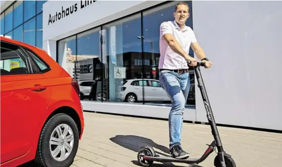  ?? BILD: SN/MARTIN BÖHM ?? Auch Firmenchef Manfred Lindner nutzt die E-Scooter für kürzere Wege in die Gemeinde.