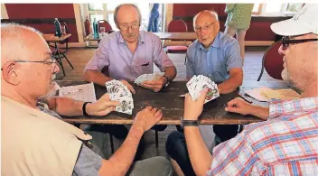  ?? FOTO: UWE MISERIUS ?? Bei der Skat-Stadtmeist­erschaft spielten unter anderem Dieter Bölter, Karl Frohn (hinten v.l.), Karl Clasen und Michael Krieger (vorne v.l.) mit. Nächstes Jahr gibt es eine Wiederholu­ng.