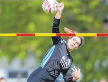  ?? FOTO: VOLKER STROHMAIER ?? Dem SV Tannheim (hier Klara Mahle) gelangen zum Start der Feldsaison in der Bundesliga Süd zwei Siege vor heimischem Publikum.