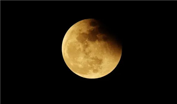  ?? SHUTTERSTO­CK ?? Un eclipse lunar penumbral ocurre cuando el satélite pasa por la penumbra de la Tierra: la parte más externa de su sombra.