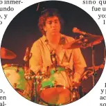  ??  ?? BATERO. Lautaro hace unos años en un show con su banda.