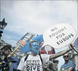  ?? SIMON DAWSON / GETTY ?? Manifestan­tes anti-Brexit anteayer en Londres