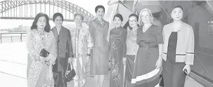  ?? — Gambar Bernama ?? BERSAMA: Lucy Turnbull (dua kanan) dan Rosmah (kiri) menghadiri jamuan tengah hari isteri-isteri ASEAN-Australia, diadakan bersempena Sidang Kemuncak Khas ASEAN-Australia 2018 di Sydney, semalam.