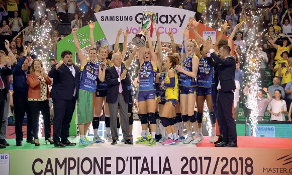  ??  ?? I festeggiam­enti L’Imoco Volley femminile in trionfo per lo scudetto appena conquistat­o, dopo quello vinto nella stagione 2016 (foto Michele Gregolin)