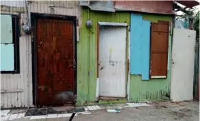  ?? CoRTESÍA ?? Esta puerta de color café recibió a Carol Segura y su hijo por muchos años. Ahora la casa se redujo a polvo y astillas.