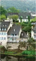  ??  ?? Au pays des gabares, Argentat révèle son histoire de chaque côté des rives de la Dordogne.