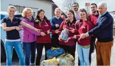  ?? Foto: Rotaract ?? Mitglieder des Rotaract Clubs Dillingen Günzburg haben 16 000 bunte Plastikdec­kel gesammelt. Sie unterstütz­en die Aktion Deckel drauf, mit der Impfungen gegen Polio finanziert werden. Auf dem Foto: (von links) Sara Dahm, Uta Maria Kastner, Ariane Leo,...