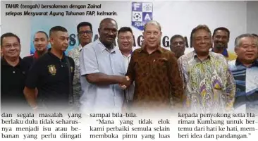  ??  ?? TAHIR (tengah) bersalaman dengan Zainal selepas Mesyuarat Agung Tahunan FAP, kelmarin.