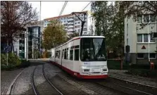  ?? ?? Eine Zwickauer Straßenbah­n (Symbolfoto) entgleiste, weil Unbekannte Steine auf die Schiene gelegt hatten.