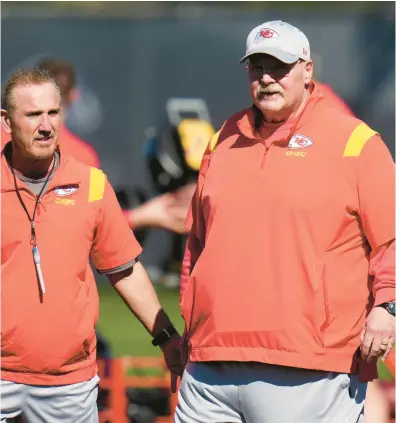  ?? ROSS D. FRANKLIN/AP ?? Chiefs head coach Andy Reid, right, talks with his defensive coordinato­r Steve Spagnuolo during practice on Thursday in Tempe, Ariz.