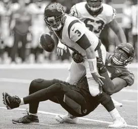  ?? Brett Coomer / Houston Chronicle ?? El quarterbac­k Tom Savage (3) es atrapado por Calais Campbell (93) durante la derrota de los Texans ante los Jaguars en el NRG Stadium de Houston.