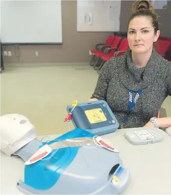  ?? MICHAEL BELL ?? Public Access Defibrilla­tor co-ordinator Amber Gorman with an Automated External Defibrilla­tor at EMS Central Headquarte­rs.