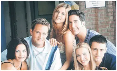  ??  ?? HIT SERIJA Lik Chandlera Binga Perry je utjelovio tijekom deset sezona ‘Prijatelja’ čije su reprize i danas popularne