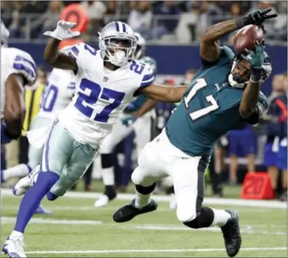  ?? MICHAEL AINSWORTH — THE ASSOCIATED PRESS ?? Eagles receiver Alshon Jeffery, right, makes a rather brilliant one-handed grab for a touchdown to help key a second half in which the Eagles outscored the Dallas Cowboys 30-zip Sunday night in Arlington, Texas.