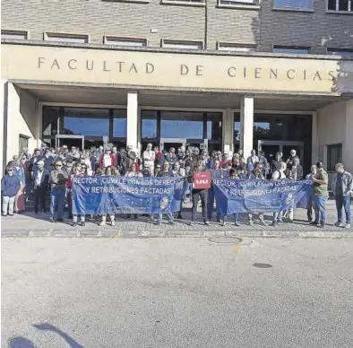  ?? UGT ARAGÓN ?? Descenas de trabajador­es del PAS de la Universida­d de Zaragoza, durante los paros de ayer.