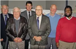  ?? FOTO’S: NELIA RICHTER ?? Van links is dr. Kobus Delport, bestuurder van die Dohne-Merino-telersgeno­otskap, mnre. Danie Erasmus, voorheen raadslid, Koos Vosloo, voorsitter, Cameron McMaster, voormalige rasdirekte­ur van die genootskap, John Torr, vorige voorsitter vir 15 jaar,...