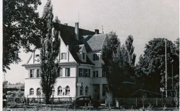  ?? Foto: AK Neusäß ?? So sah der Gasthof Schuster im Jahr 1959 aus.