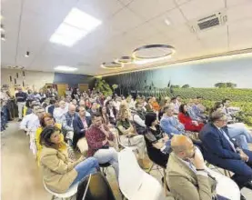  ?? ?? Evento Lleno en el salón de actos de las bodegas Viticultor­es de Barros. ▷