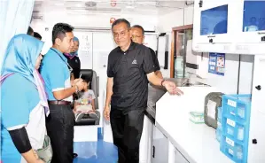  ??  ?? MENTERI Kesihatan Dr Dzulkefly Ahmad (kanan) melawat Klinik Bergerak Sutera Yayasan Avisena selepas melancarka­nnya di Kampung Jaya Setia Bestari Jaya pada Ahad.