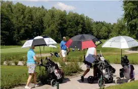  ?? FOTO: MARKKU ULANDER/LEHTIKUVA ?? Golfentusi­asterna fick i helgen söka sig under parasoller och paraplyer för att klara av hettan.