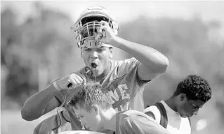  ?? PHELAN M. EBENHACK/ORLANDO SENTINEL ?? Boone high school defensive tackle Shambre Jackson takes a water break during the first day of official high school football practice last season.