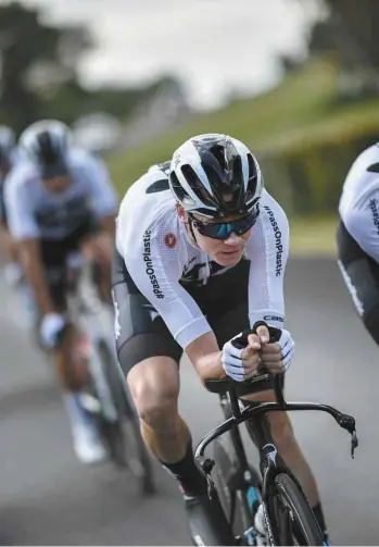  ?? PHOTOS JEFF PACHOUD AGENCE FRANCE-PRESSE ?? Le vélo fut longtemps associé à une éthique de l’effort, du travail.
À ce titre, il était un sport des classes populaires, lesquelles s’identifiai­ent volontiers à lui, un peu comme pour la boxe.
A contrario, il est devenu aujourd’hui de plus en plus...