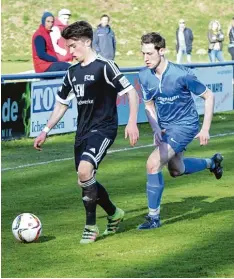  ?? Foto: Ernst Mayer ?? Den Hindenburg­park kennt Yannick Maurer (am Ball, hier gegen den Ichenhause­r Jo hannes Wiedemann) bereits.