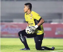  ?? CHANDRA SATWIKA/JAWA POS ?? PENGGANTI: Kiper Persija Daryono tampil fantastis ketika menang atas Persipura 2-0 (25/5).