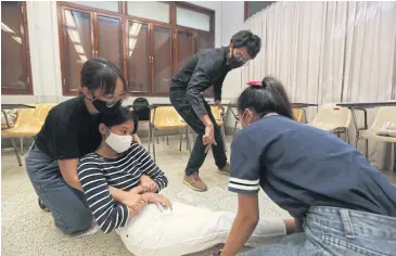  ?? VARUTH HIRUNYATHE­B ?? The Faculty of Political Science’s student club at Chulalongk­orn University holds first-aid training for participan­ts in antigovern­ment rallies. The training includes transferri­ng injured protesters to hospital.