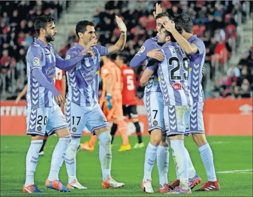  ??  ?? ALEGRÍA. Los jugadores del Real Valladolid celebraron cada uno de los goles que anotaron ayer en Mallorca.