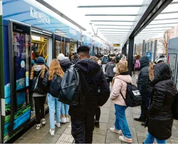  ?? Foto: Annette Zoepf ?? Am Montag durften alle Schulklass­en zumindest in halber Stärke wieder an ihre Schule zurückkehr­en. Dadurch herrschte am Kö‰ nigsplatz kurz vor 8 Uhr reger Betrieb und teilweise Gedränge.