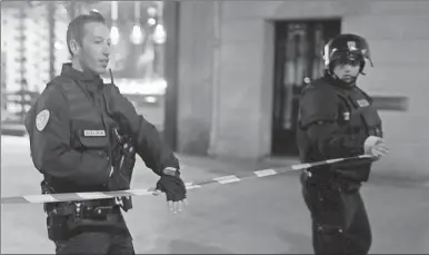  ??  ?? Agentes de policía cierran una calle de los Campos Elíseos en París después de un tiroteo en el que un agente fue asesinado y otro herido