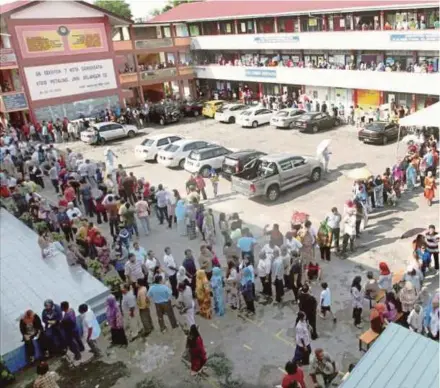  ??  ?? Voters queueing to cast their votes in GE13. GE14 voters are expected to focus on policies that are in line with their aspiration­s.