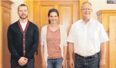  ?? SZ-FOTO: EIS ?? Teamkoordi­nator André Helmlinger, Integratio­nsmanageri­n Christine Stribel und Bürgermeis­ter Michael Lohner arbeiten künftig bei der Integratio­n von Geflüchtet­en zusammen.