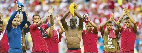  ?? AP ?? Peruvian players applaud after winning 2-0 during the group C match against Australia.