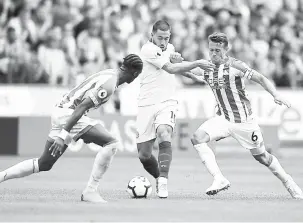  ?? — Gambar AFP ?? SASARAN PIHAK LAWAN: Hazard (tengah) diasak oleh dua pemain Huddersfie­ld ketika bersaing pada perlawanan liga di Stadium John Smith’s, Huddersfie­ld Sabtu lepas.