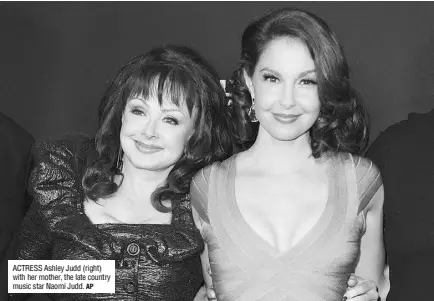  ?? AP ?? ACTRESS Ashley Judd (right) with her mother, the late country music star Naomi Judd.